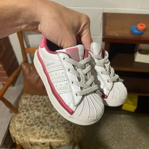 Toddler Adidas shoes. Great condition. 6k/6c.